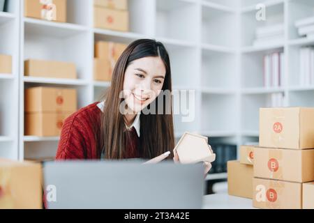 Schöne asiatische Frau, Bloggerin, Blog, Präsentation der Produktqualität, Live-Video, soziale Medien, Aufnahme, Online-Verkauf über Digitalkameras, kmu oder kleine Unternehmen Stockfoto