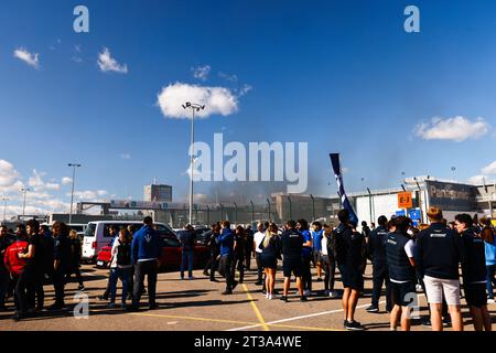 10/24/2023 - Rauch aus der Boxengasse verursacht eine Evakuierung während des Formel E Valencia Vorsaisontests in , . (Foto: Andrew Ferraro/Motorsport Images/SIPA USA) Stockfoto