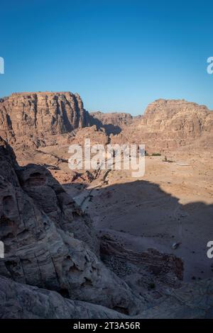 Malerischer Blick auf die Säulenstraße, den Großen Tempel und Qasr al-Bint in der historischen und archäologischen Stadt Petra, Jordanien vom Al-Kubtha Trail Against Stockfoto