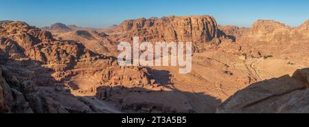 Panoramablick auf das Theater von Petra, die Säulenstraße, den Großen Tempel und Qasr al-Bint in der historischen und archäologischen Stadt Petra, Jordanien von Al- Stockfoto