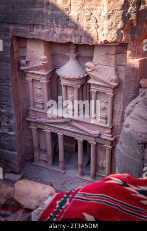 Blick aus einem hohen Winkel auf die berühmte Al-Khazneh Schatzkammer in der historischen und archäologischen Stadt Petra in Jordanien vom Al-Kubtha Trail (Indiana Jones Trail) Stockfoto