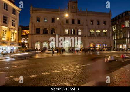 Nachtsicht auf den Bahnhof Rossio (Langzeitbelichtung), Stadt Lissabon, Portugal Stockfoto