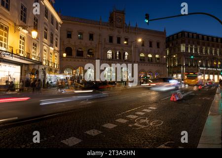 Nachtsicht auf den Bahnhof Rossio (Langzeitbelichtung), Stadt Lissabon, Portugal Stockfoto