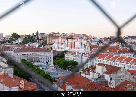 Blick auf den Rossio-Platz und die Stadtlandschaft in Lissabon, vom Santa Justa Aufzug. Lissabon-Stadt, Portugal. Der Rossio-Platz ist der Hauptplatz von Lissabon. Stockfoto