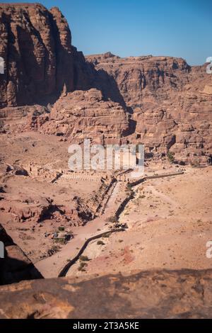 Malerischer Blick auf die Säulenstraße, den Großen Tempel und Qasr al-Bint in der historischen und archäologischen Stadt Petra, Jordanien vom Al-Kubtha Trail Against Stockfoto