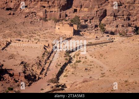 Malerischer Blick auf die Säulenstraße, den Großen Tempel und Qasr al-Bint in der historischen und archäologischen Stadt Petra, Jordanien vom Al-Kubtha Trail Stockfoto