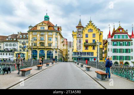 Lucern - 17. Mai ,2023 : farbenfrohe historische Gebäude mit Fresken am malerischen Platz Muhlenplatz in der Schweiz. Stockfoto