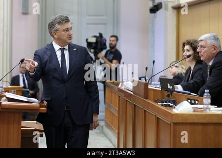 Zagreb, Kroatien. Oktober 2023. Während Premierminister Andrej Plenkovic vor das Parlament kam und in der Fortsetzung der Sitzung den Jahresbericht der Regierung der Republik Kroatien vorlegte, äußerten die Abgeordneten ihre Unzufriedenheit über den Lärm am 24. Oktober 2023 in Zagreb, Kroatien. Foto: Patrik Macek/PIXSELL Credit: Pixsell/Alamy Live News Stockfoto