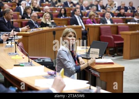 Zagreb, Kroatien. Oktober 2023. Während Premierminister Andrej Plenkovic vor das Parlament kam und in der Fortsetzung der Sitzung den Jahresbericht der Regierung der Republik Kroatien vorlegte, äußerten die Abgeordneten ihre Unzufriedenheit über den Lärm am 24. Oktober 2023 in Zagreb, Kroatien. Foto: Patrik Macek/PIXSELL Credit: Pixsell/Alamy Live News Stockfoto