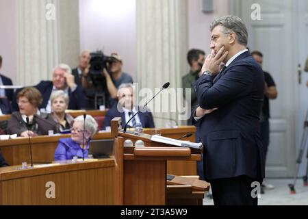 Zagreb, Kroatien. Oktober 2023. Während Premierminister Andrej Plenkovic vor das Parlament kam und in der Fortsetzung der Sitzung den Jahresbericht der Regierung der Republik Kroatien vorlegte, äußerten die Abgeordneten ihre Unzufriedenheit über den Lärm am 24. Oktober 2023 in Zagreb, Kroatien. Foto: Patrik Macek/PIXSELL Credit: Pixsell/Alamy Live News Stockfoto