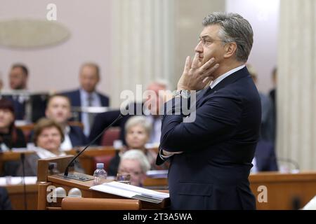 Zagreb, Kroatien. Oktober 2023. Während Premierminister Andrej Plenkovic vor das Parlament kam und in der Fortsetzung der Sitzung den Jahresbericht der Regierung der Republik Kroatien vorlegte, äußerten die Abgeordneten ihre Unzufriedenheit über den Lärm am 24. Oktober 2023 in Zagreb, Kroatien. Foto: Patrik Macek/PIXSELL Credit: Pixsell/Alamy Live News Stockfoto