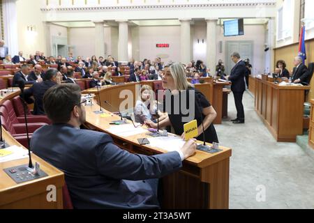 Zagreb, Kroatien. Oktober 2023. Während Premierminister Andrej Plenkovic vor das Parlament kam und in der Fortsetzung der Sitzung den Jahresbericht der Regierung der Republik Kroatien vorlegte, äußerten die Abgeordneten ihre Unzufriedenheit über den Lärm am 24. Oktober 2023 in Zagreb, Kroatien. Foto: Patrik Macek/PIXSELL Credit: Pixsell/Alamy Live News Stockfoto