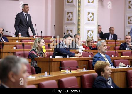 Zagreb, Kroatien. Oktober 2023. Während Premierminister Andrej Plenkovic vor das Parlament kam und in der Fortsetzung der Sitzung den Jahresbericht der Regierung der Republik Kroatien vorlegte, äußerten die Abgeordneten ihre Unzufriedenheit über den Lärm am 24. Oktober 2023 in Zagreb, Kroatien. Foto: Patrik Macek/PIXSELL Credit: Pixsell/Alamy Live News Stockfoto