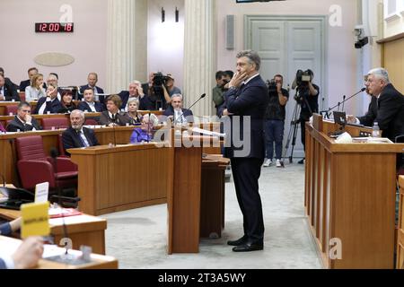 Zagreb, Kroatien. Oktober 2023. Während Premierminister Andrej Plenkovic vor das Parlament kam und in der Fortsetzung der Sitzung den Jahresbericht der Regierung der Republik Kroatien vorlegte, äußerten die Abgeordneten ihre Unzufriedenheit über den Lärm am 24. Oktober 2023 in Zagreb, Kroatien. Foto: Patrik Macek/PIXSELL Credit: Pixsell/Alamy Live News Stockfoto