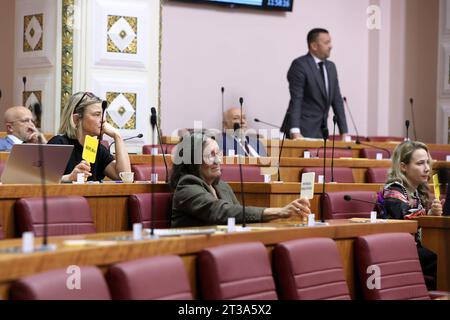 Zagreb, Kroatien. Oktober 2023. Während Premierminister Andrej Plenkovic vor das Parlament kam und in der Fortsetzung der Sitzung den Jahresbericht der Regierung der Republik Kroatien vorlegte, äußerten die Abgeordneten ihre Unzufriedenheit über den Lärm am 24. Oktober 2023 in Zagreb, Kroatien. Foto: Patrik Macek/PIXSELL Credit: Pixsell/Alamy Live News Stockfoto