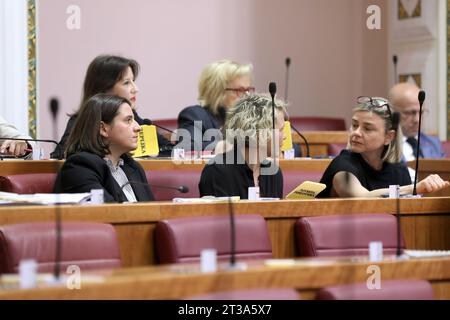 Zagreb, Kroatien. Oktober 2023. Während Premierminister Andrej Plenkovic vor das Parlament kam und in der Fortsetzung der Sitzung den Jahresbericht der Regierung der Republik Kroatien vorlegte, äußerten die Abgeordneten ihre Unzufriedenheit über den Lärm am 24. Oktober 2023 in Zagreb, Kroatien. Foto: Patrik Macek/PIXSELL Credit: Pixsell/Alamy Live News Stockfoto