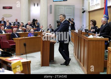 Zagreb, Kroatien. Oktober 2023. Während Premierminister Andrej Plenkovic vor das Parlament kam und in der Fortsetzung der Sitzung den Jahresbericht der Regierung der Republik Kroatien vorlegte, äußerten die Abgeordneten ihre Unzufriedenheit über den Lärm am 24. Oktober 2023 in Zagreb, Kroatien. Foto: Patrik Macek/PIXSELL Credit: Pixsell/Alamy Live News Stockfoto