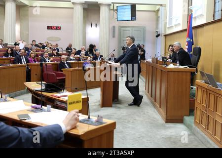 Zagreb, Kroatien. Oktober 2023. Während Premierminister Andrej Plenkovic vor das Parlament kam und in der Fortsetzung der Sitzung den Jahresbericht der Regierung der Republik Kroatien vorlegte, äußerten die Abgeordneten ihre Unzufriedenheit über den Lärm am 24. Oktober 2023 in Zagreb, Kroatien. Foto: Patrik Macek/PIXSELL Credit: Pixsell/Alamy Live News Stockfoto