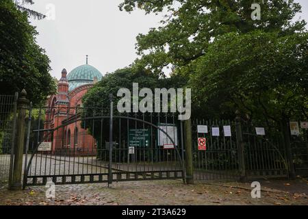 Hamburg, Deutschland. Oktober 2023. Der geschlossene Eingang zum jüdischen Friedhof in Hamburg-Ohlsdorf. Aus Sicherheitsgründen und aus Angst vor Vandalismus wurde der Jüdische Friedhof in Hamburg für die Öffentlichkeit gesperrt. Quelle: Christian Charisius/dpa/Alamy Live News Stockfoto