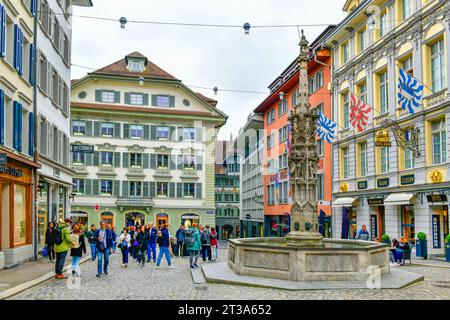 Lucern - 17. Mai ,2023 : farbenfrohe historische Gebäude mit Fresken am malerischen Platz Muhlenplatz in der Schweiz. Stockfoto