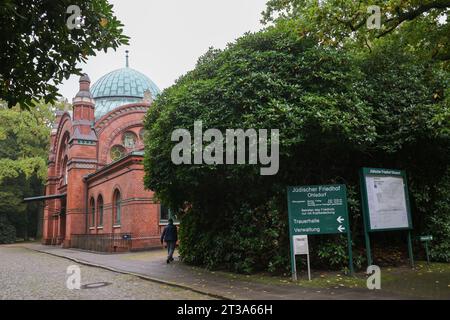 Hamburg, Deutschland. Oktober 2023. Die Trauerhalle hinter dem geschlossenen Eingang zum jüdischen Friedhof in Hamburg-Ohlsdorf. Aus Sicherheitsgründen und aus Angst vor Vandalismus wurde der Jüdische Friedhof in Hamburg für die Öffentlichkeit gesperrt. Quelle: Christian Charisius/dpa/Alamy Live News Stockfoto