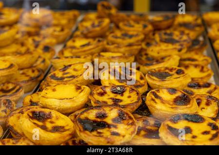 Traditionelle portugiesische Eiertorte (Pasteis de Nata) im Fenster einer lokalen Konditorei in Lissabon, Portugal Stockfoto