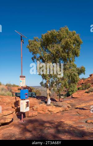 Ein AED (automatisierter externer Defibrillator) und ein solarbetriebenes, batteriegepuffertes Notrufgerät am Ende des Rim Walk am Kings Canyon NT Stockfoto