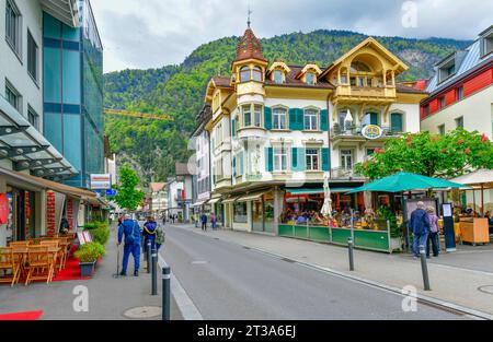 Ein wunderschönes Gebäude in der Innenstadt von Interlaken, einem berühmten Urlaubsort in der Schweiz Stockfoto