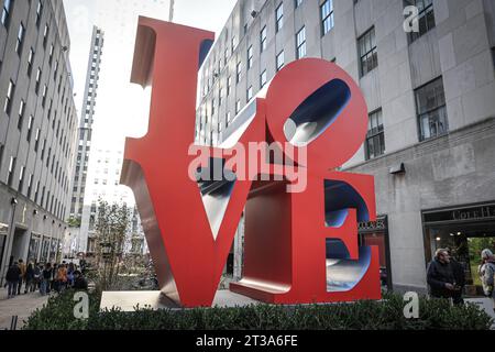 USA, Vereinigte Staaten von Amerika, New York City, 23.10.2023: Love Skulptur von Robert Indiana am Rockefeller Center. Robert Indianas beliebtes Werk kehrt im Rahmen einer öffentlichen Ausstellung im Rockefeller Center nach New York City zurück. *** USA, USA, New York City, 23 10 2023 Love Sculpture von Robert Indiana im Rockefeller Center Robert Indianas populäre Arbeit kehrt nach New York City zurück als Teil einer öffentlichen Ausstellung im Rockefeller Center Credit: Imago/Alamy Live News Stockfoto