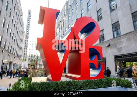 USA, Vereinigte Staaten von Amerika, New York City, 23.10.2023: Love Skulptur von Robert Indiana am Rockefeller Center. Robert Indianas beliebtes Werk kehrt im Rahmen einer öffentlichen Ausstellung im Rockefeller Center nach New York City zurück. *** USA, USA, New York City, 23 10 2023 Love Sculpture von Robert Indiana im Rockefeller Center Robert Indianas populäre Arbeit kehrt nach New York City zurück als Teil einer öffentlichen Ausstellung im Rockefeller Center Credit: Imago/Alamy Live News Stockfoto