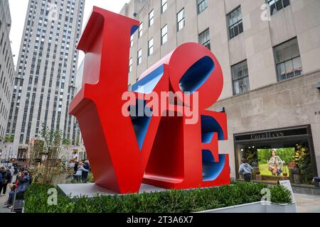 USA, Vereinigte Staaten von Amerika, New York City, 22.10.2023: Love Skulptur von Robert Indiana am Rockefeller Center. Robert Indianas beliebtes Werk kehrt im Rahmen einer öffentlichen Ausstellung im Rockefeller Center nach New York City zurück. *** USA, USA, New York City, 22 10 2023 Love Sculpture von Robert Indiana im Rockefeller Center Robert Indianas populäre Arbeit kehrt nach New York City zurück als Teil einer öffentlichen Ausstellung im Rockefeller Center Credit: Imago/Alamy Live News Stockfoto