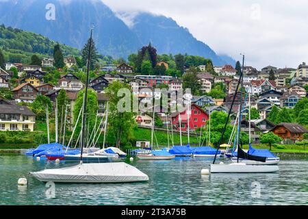 Wunderschöne Hafenstadt Spiez ist eine kleine Stadt am Thunersee. An der Südküste gelegen, nur 18 km von Interlaken entfernt. Stockfoto