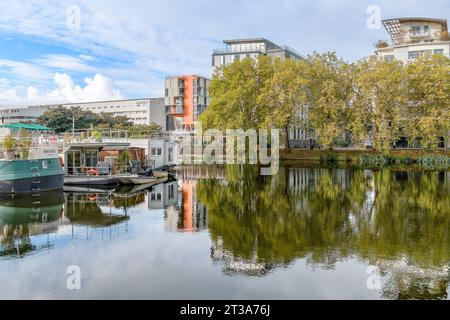 Elegante moderne Apartments mit Blick auf den Canal Saint-Felix mit Yachten und Booten im Stadtzentrum von Nantes an der Westküste Frankreichs. Stockfoto