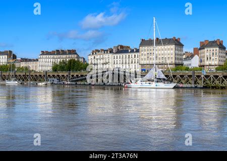 Eine große Yacht namens Scylia lag am Quai de La Fosse am Ufer der Loire in der Stadt Nantes in der Region Nouvelle-Aquitaine, Frankreich. Stockfoto