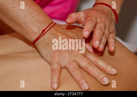 Professionelle therapeutische Massage für Rücken und Nacken. Frau Doktor Massagen Mädchen Athlet in einen Massageraum. Körper und Gesundheit. Verfahren für die erholzeit Stockfoto