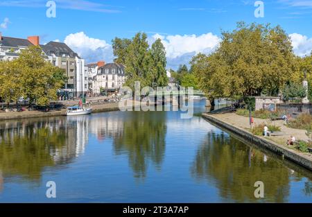 Blick vom Quai Ceineray in Nantes, Frankreich. Kurviger Fluss Erdre und die Brücke Pont Saint-Mihiel im Hintergrund. Ein hübscher Picknickplatz am Fluss. Stockfoto