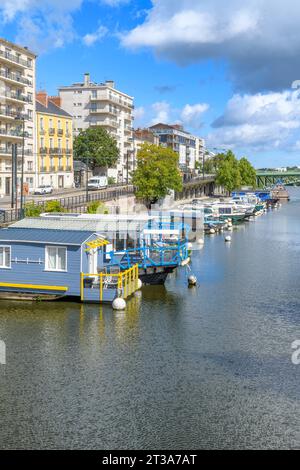 Blick von der Fußgängerbrücke zur L'Ile de Versailles über den Fluss Erdre mit Booten und Hausbooten die Brücke ist Pont Général de la Motte Rouge. Nantes, Frankreich. Stockfoto