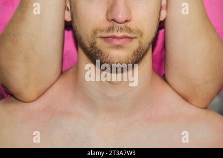 Professionelle therapeutische Schulter- und Nackenmassage. Frau Doktor Massagen ein Mann Athlet in einen Massageraum. Körper und Gesundheit. Verfahren für die Wiederherstellung Stockfoto