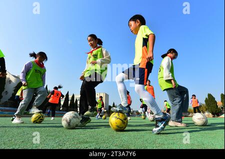 QINGDAO, CHINA - 24. OKTOBER 2023 - Grundschüler trainieren auf einem Fußballfeld in Qingdao, Provinz Shandong, China, 24. Oktober 2023. Stockfoto