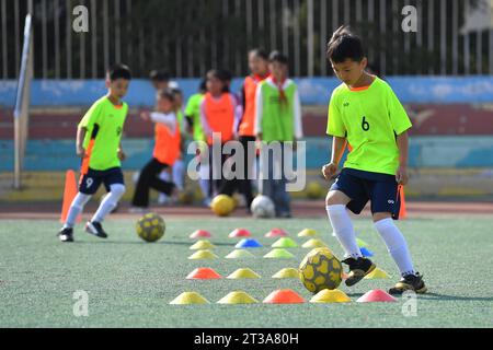 QINGDAO, CHINA - 24. OKTOBER 2023 - Grundschüler trainieren auf einem Fußballfeld in Qingdao, Provinz Shandong, China, 24. Oktober 2023. Stockfoto