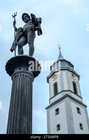 Neptun steht auf einer Säule, Neptunbrunnen vor dem Münster unserer Lieben Frau, Marktplatz von Lindau (Bodensee), Bayern, Deutschland. Stockfoto