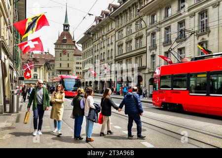 Bern-Mai 20 ,2023 : Blick auf die Altstadt mit Touristen in der Kramgasse in Bern Schweiz Stockfoto