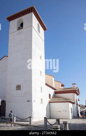 mirador de san nicolas und Kirche Saint nicolas in san nicolas plaza in albaicin in granada andalusien spanien Stockfoto