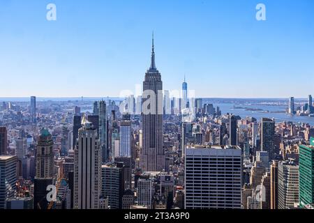 New York City Skyline vom Rockefeller Center s Observation Deck USA, Vereinigte Staaten von Amerika, New York City, 23.10.2023: Stadtlandschaft. Blick Richtung Süden auf das Empire State Building und im Hintergrund One World Trade Center an der Südspitze von Manhattan *** Skyline von New York City von Rockefeller Center's Observation Deck USA, United States of America, New York City, 23 10 2023 Blick auf die Stadt in südlicher Richtung zum Empire State Building und im Hintergrund zum One World Trade Center an der Südspitze von Manhattan Stockfoto