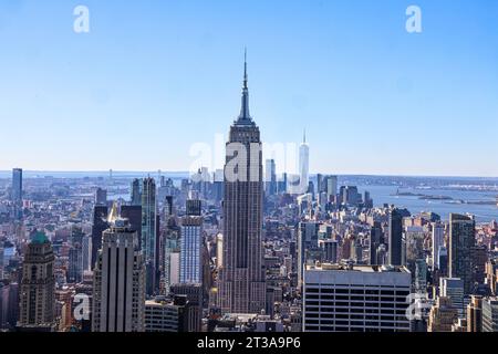 New York City Skyline vom Rockefeller Center s Observation Deck USA, Vereinigte Staaten von Amerika, New York City, 23.10.2023: Stadtlandschaft. Blick Richtung Süden auf das Empire State Building und im Hintergrund One World Trade Center an der Südspitze von Manhattan *** Skyline von New York City von Rockefeller Center's Observation Deck USA, United States of America, New York City, 23 10 2023 Blick auf die Stadt in südlicher Richtung zum Empire State Building und im Hintergrund zum One World Trade Center an der Südspitze von Manhattan Stockfoto