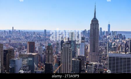 New York City Skyline vom Rockefeller Center s Observation Deck USA, Vereinigte Staaten von Amerika, New York City, 23.10.2023: Stadtlandschaft. Blick Richtung Süden auf das Empire State Building und im Hintergrund One World Trade Center an der Südspitze von Manhattan *** Skyline von New York City von Rockefeller Center's Observation Deck USA, United States of America, New York City, 23 10 2023 Blick auf die Stadt in südlicher Richtung zum Empire State Building und im Hintergrund zum One World Trade Center an der Südspitze von Manhattan Stockfoto