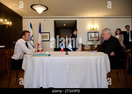 Der französische Präsident Emmanuel Macron (L) hört dem israelischen Verteidigungsminister Benny Gantz (R) bei seinem Treffen am 24. Oktober 2023 in Jerusalem zu. Macrons Besuch findet mehr als zwei Wochen statt, nachdem Hamas-Militante aus dem Gazastreifen nach Israel stürmten und mindestens 1.400 Menschen getötet haben, wie israelische Beamte sagten, während Israel eine unerbittliche Bombardierung des Gazastreifens fortsetzt und sich auf eine Bodenoffensive mit mehr als 5.000 Palästinensern, hauptsächlich Zivilisten, vorbereitet. laut der jüngsten Maut des gesundheitsministeriums der Hamas im Gazastreifen wurden bisher überall im palästinensischen Gebiet getötet. Foto von Nicolas Stockfoto