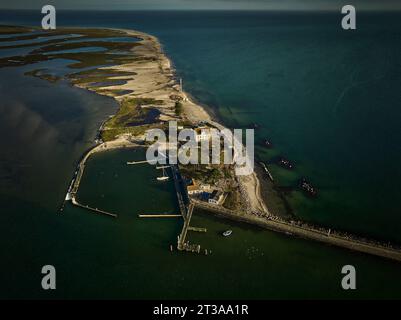 Folgen des Oststurmes Oktober 2023 die Lotseninsel Schleimünde nach dem Sturm die Ostsee ist durch den Strandwall gebrochen und hat die Schlei mit Wassermassen geflutet Sturmschaden *** Folgen des Oststurms Oktober 2023 die Piloteninsel Schleimünde nach dem Sturm brach die Ostsee durch die Strandmauer und brach durch überschwemmte die Schlei mit Massen von Wassersturm Schaden Credit: Imago/Alamy Live News Stockfoto