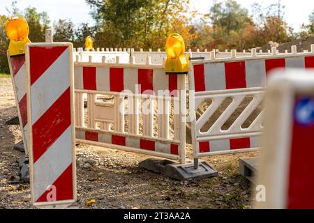 Langweid, Bayern, Deutschland. Oktober 2023. Baustellenabschaltung. Baustellenbarriere mit gelben Warnleuchten *** Absperrung der Baustelle. Baustellen Absperrung mit gelben Warnlichtern Credit: Imago/Alamy Live News Stockfoto