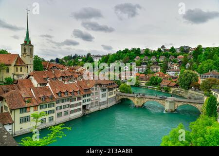 Blick auf die Berner Altstadt mit alten Gebäuden Berner Münster Turm und Blick auf den Fluss Aare, Bern ist die Hauptstadt der Schweiz Stockfoto